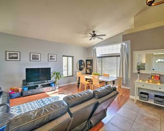 Pet-Friendly Moreno Valley Home with Mtn Views! - Moreno Valley - Living room