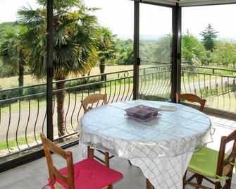 Beautiful private villa with WIFI, TV, terrace, pets allowed, panoramic view and parking - Altillac - Balcón