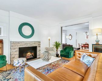 Spacious Historical Home Downtown Moncton - Монктон - Вітальня