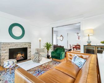 Spacious Historical Home Downtown Moncton - Монктон - Вітальня