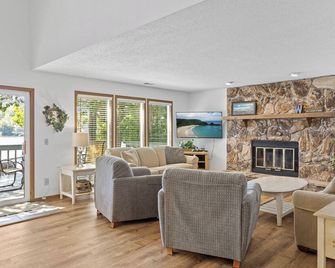 Teak Village 3- Multi-level Deck to Enjoy the Outdoors and View of the Lake! - Lake Ozark - Living room