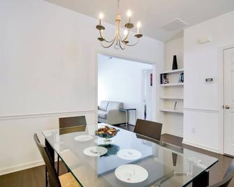 Inviting High Point Townhome with Patio + Privacy! - High Point - Dining room