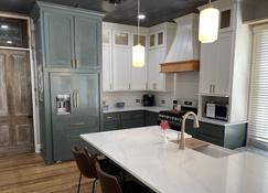 Herstory Home- Cottage Bnb - Columbia - ห้องครัว