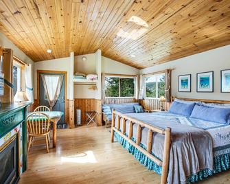 Charming cabin with private hot tub & ocean view- near everything in Deer Harbor - Deer Harbor - Bedroom