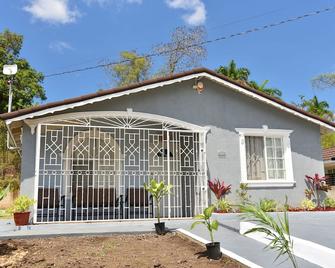 The West Village Summer House - Montego Bay - Bahía Montego - Edificio