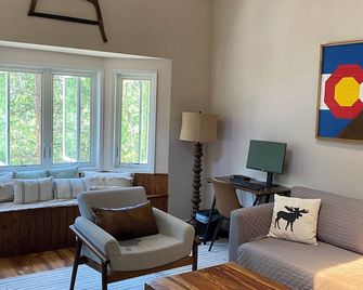  Cozy retreat with a starlit hot tub, fire pit, fireplace & treehouse near RMNP. - Lyons - Sala de estar