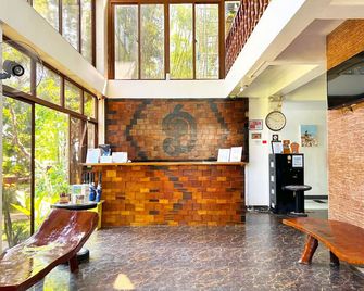 Doublegem Beach Resort And Hotel - El Nido - Receptionist