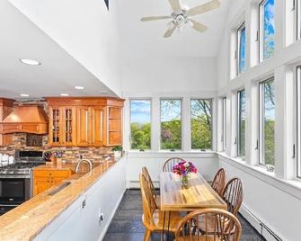 Private Tudor style 5 bedroom home in country setting. - Millbrook - Kitchen