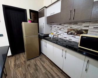 Two Bedrooms Comfortable Apartment - Karachi - Kitchen