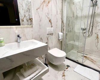 City Hotel Tirana - Tirana - Casa de banho
