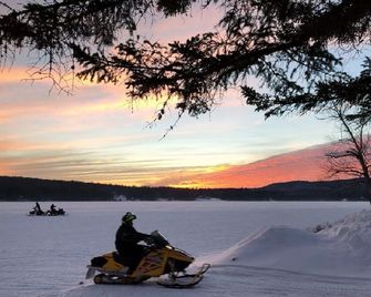 ATV Direct Access! Snowmobile via Back Lake. Plenty of truck / trailer parking! - Pittsburg - Servicio de la propiedad