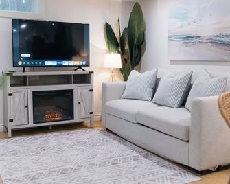 Coastal Cove; A Tranquil Getaway - Red Deer - Living room