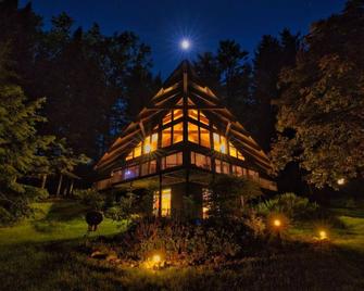 Lakeview Cabin Unique Mid-Century Tucked in Bluff - Merrimac - Edificio