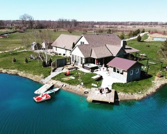 Stunning Private Cottage with beautiful Pond On 20 Acre Property - Severn Bridge - Building