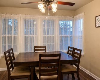 Relaxing 3BR Home with King Bed & Free Laundry - Coalinga - Eetruimte
