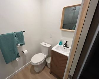 Fresh and bright studio space close to trails and the highway. Pet friendly. - Squamish