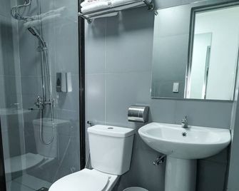 Rosey Hotel - Cabanatuan City - Bathroom