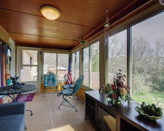 Charming Jefferson City Home 2 Mi to Downtown! - Jefferson City - Living room