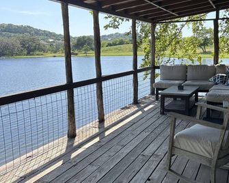 Private cabin on 10 acre lake with great bass fishing, 4.5 miles from Boerne - Boerne - Balkon