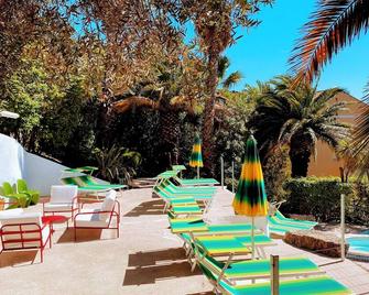 Royal Cottage Pamela Hotel Cassis - Cassis - Binnenhof