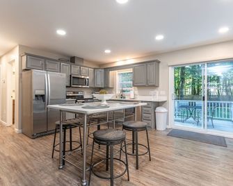 Updated Colonial Close To Town - Available All Year ~ Excellent Hot Tub! - Saratoga Springs - Kitchen