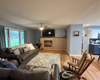 Spacious 5-bedroom house just 5 min drive to Crystal Mountain Resort - Benzonia - Sala de estar