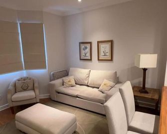 Pousada La Bas Suites de Montagne - Campos do Jordão - Living room