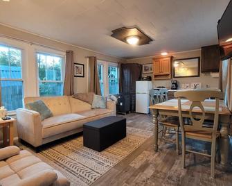 1-bd Bungalow/Free Parking - Mount Airy - Living room