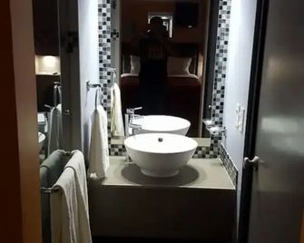 Motel Las Dunas - Mexicali - Bathroom
