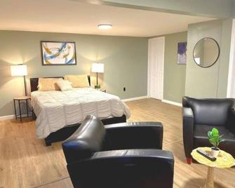 Cozy 3-Bedroom, 2-Bathroom Haven in Tulsa! - Tulsa - Bedroom