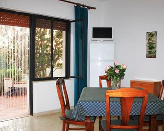 B&B La Piccola Oasi - Lazzaro - Comedor