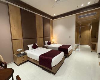 Nirvana Grand Hotel & Resort - Gaya - Schlafzimmer