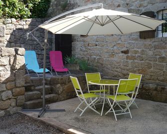 Self Catering Accomodation Ardèche Méridionale Les Vans Capacite Maxi 4/ 5 Persons - Les Assions - Patio