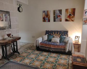 1Bedroom Apartment Located In The Ancient Medieval Village Of Vittoriosa with AC - Birgu - Living room
