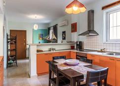 Erika's Oasis - Stylish Gem inthe Heart of History - Kalamata - Kitchen