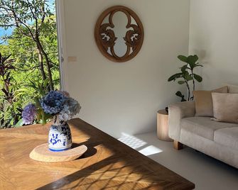Nambucca rainforest retreat. Secluded - short walk to beaches, river and cafes. - Nambucca Heads - Wohnzimmer