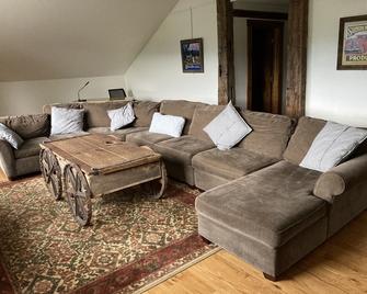 Quiet, spacious, private, beautiful views above art studio - Shaftsbury - Sala de estar