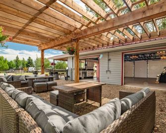 The Bunkhouse Cabin With Spa Access - Stettler - Патіо