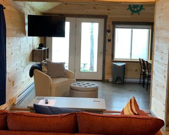 Newly Renovated Camp on Willsboro Bay - Willsboro - Living room