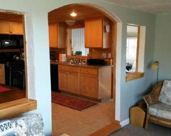 Beautiful Year-Round West Facing Cottage on Maine Lake with Dock - Manchester - Cocina