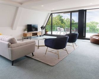 Lakeside Loft - Rotorua - Living room