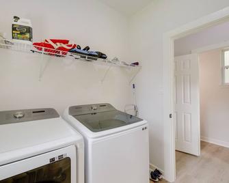 Airy Dayton Vacation Home w/ Deck + Private Yard! - Dayton - Lavandería