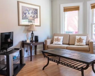 The Maple Leaf House - Walking Distance to The Falls and Downtown! - Niagara Falls - Living room