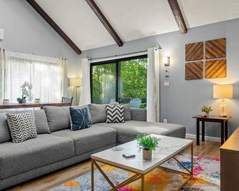 Timberline Retreat by AvantStay Forest Views Minutes to Camelback Resort - Tannersville - Living room