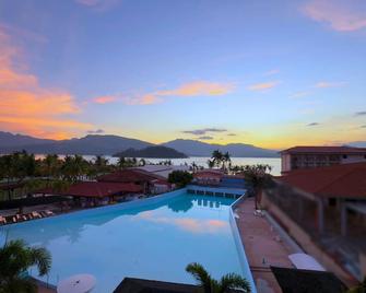 Whiterock Beach Hotel and Waterpark - Subic - Pool
