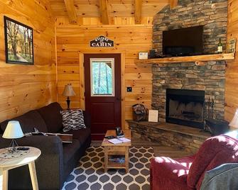 Weekend Getaway Cabin Access To High Bridge Trail - Farmville - Living room