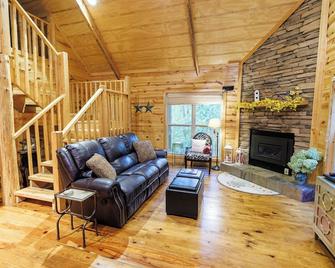 Mossy Rock Retreat! Hot Tub l Private Cabin - Mentone - Sala de estar