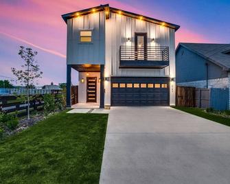 Upscale Dallas Retreat: By Trinity Groves & Downtown - Dallas - Building
