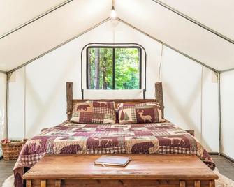 Glamping at Little Bear Tent near Myrtle Beach! - Conway - Bedroom