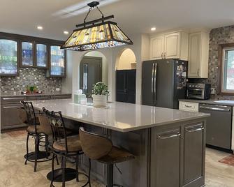 Renovated Home on Acre. Sunset Cliff Experience. Pets. Two Full Bathrooms. - Rapid City - Cocina